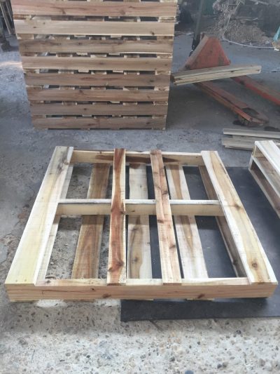 Pallet gỗ 2 hướng nâng